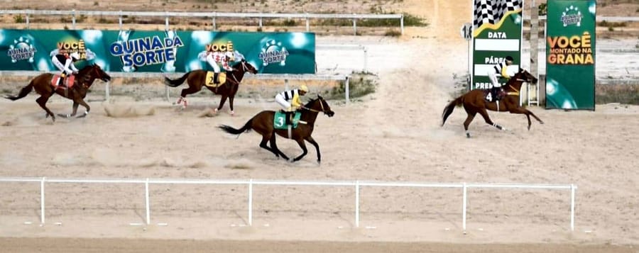Chegada de páreo no Hipódromo do Aquiraz