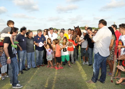 Vencedor do GP Criação Nacional com proprietários e convidados no gramado
