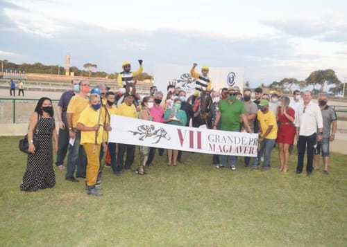 Premiação do VII Grande Prêmio Magi Averaldo com a faixa do GP e convidados