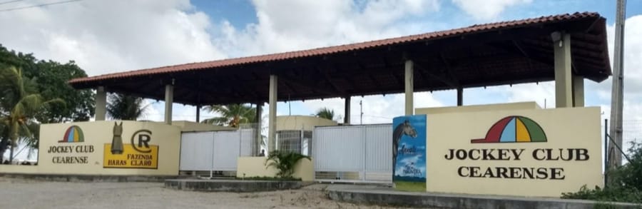 Portal de entrada do Jockey Club Cearense no Aquiraz