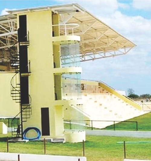 Torre de controle e arquibancada do Hipódromo do Aquiraz