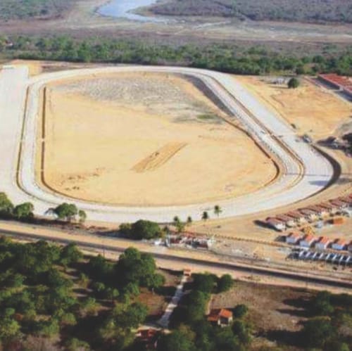 Vista aérea do Hipódromo do Aquiraz com a pista oval de areia