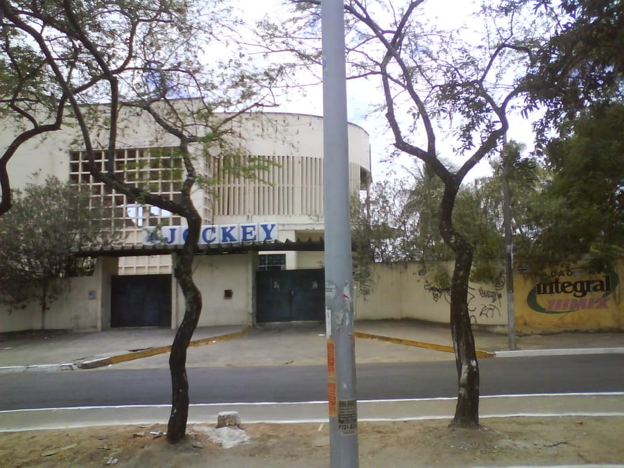 Fachada da antiga sede do Jockey Club em Fortaleza, com o letreiro JOCKEY
