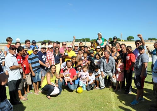 Multidão festeja a vitória no gramado do hipódromo