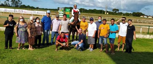 Turfistas reunidos na premiação de um páreo no Hipódromo do Aquiraz