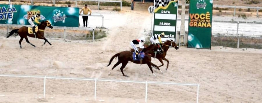 Chegada apertada de três cavalos junto ao disco do Aquiraz