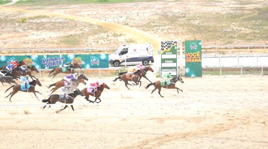 Pelotão da Quina da Sorte nos 400 metros da cancha reta, no Aquiraz